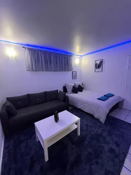 Апартаменты Charmant Studio Paris 17Eme