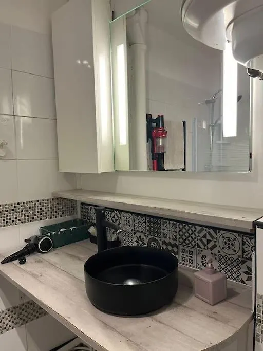 Апартаменты Charmant Studio Paris 17Eme